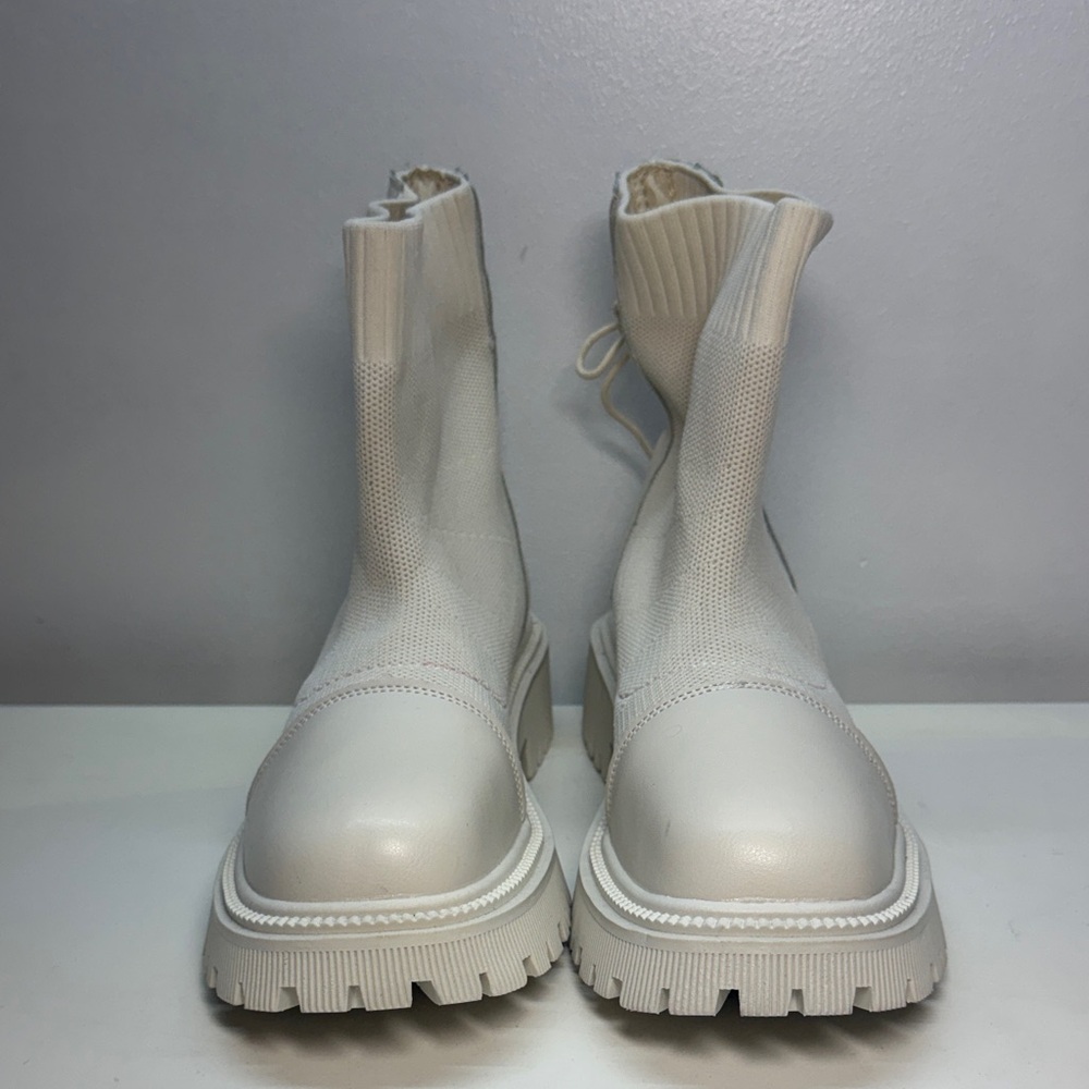 NWOT Cream Lace-Up Chunky Sole Women’s Boots - Picture 4 of 8
